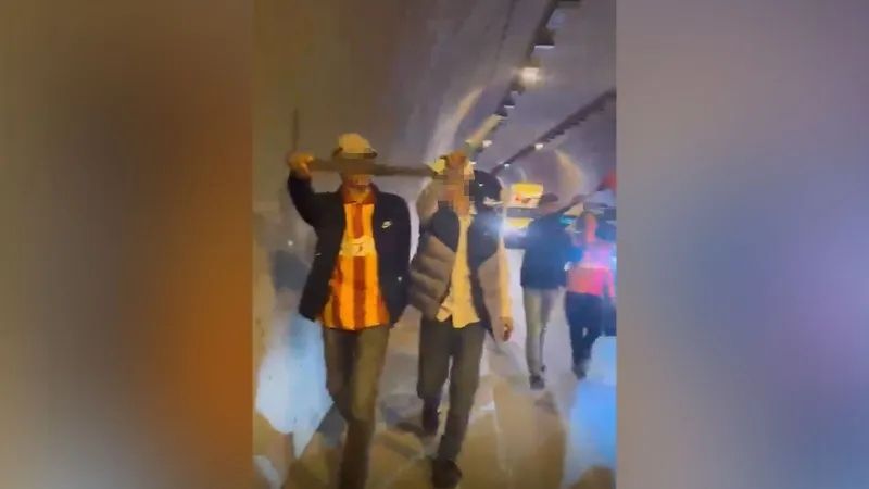 Döner Bıçağıyla Şampiyonluk Kutlaması: Galatasaray Taraftarı Şoke Etti!