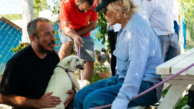 Ajda Pekkan'dan Duygulandıran Ziyaret! O Köpeği Sahiplenin!