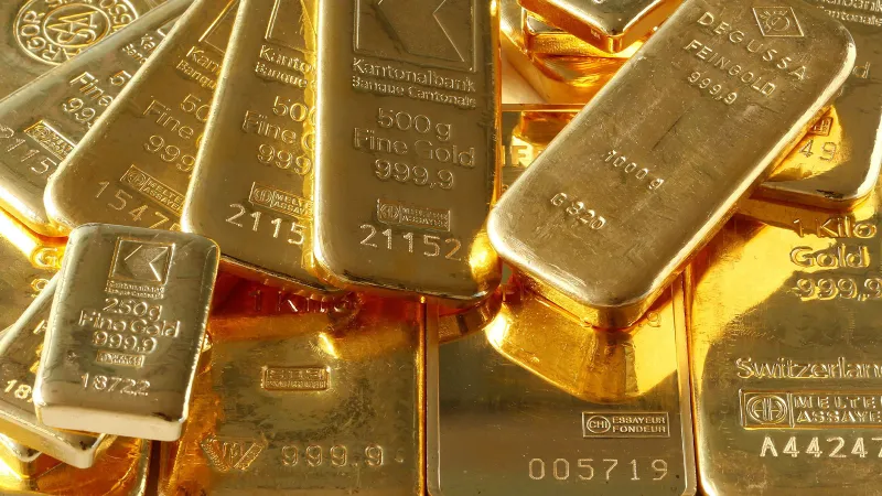 Altın Çakıldı! Yatırımcılar Ne Yapmalı? İşte Uzman Yorumları