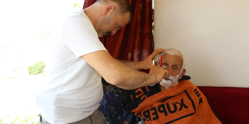 Amasya'da muhtar ihtiyacı olanları bedava tıraş ediyor