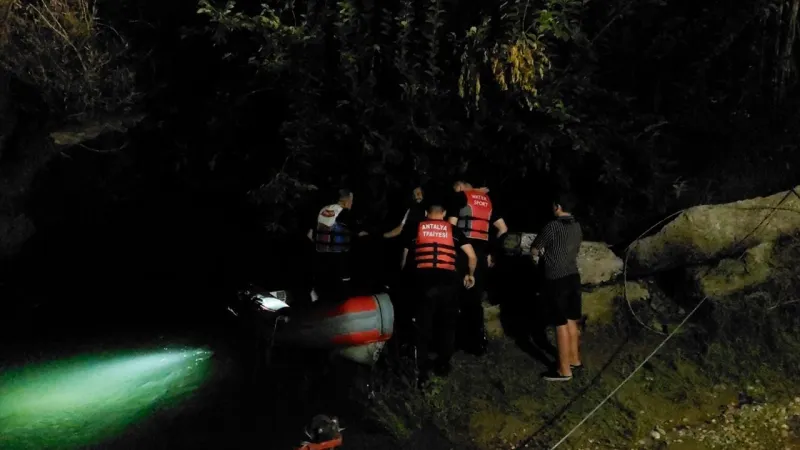 Antalya'da Irmakta Korku Dolu Anlar! Baraj Suyu Yükseldi, 2 Kişi Mahsur Kaldı!