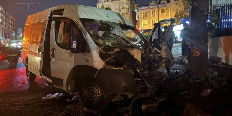 Avcılar'da Feci Kaza! Minibüs Refüje Uçtu: Yaralılar Var!