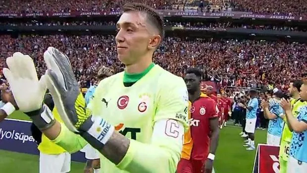 Başakşehir, şampiyon Galatasaray'ı alkışladı!