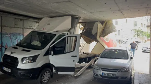 Bayrampaşa'da kamyonet alt geçide sıkıştı