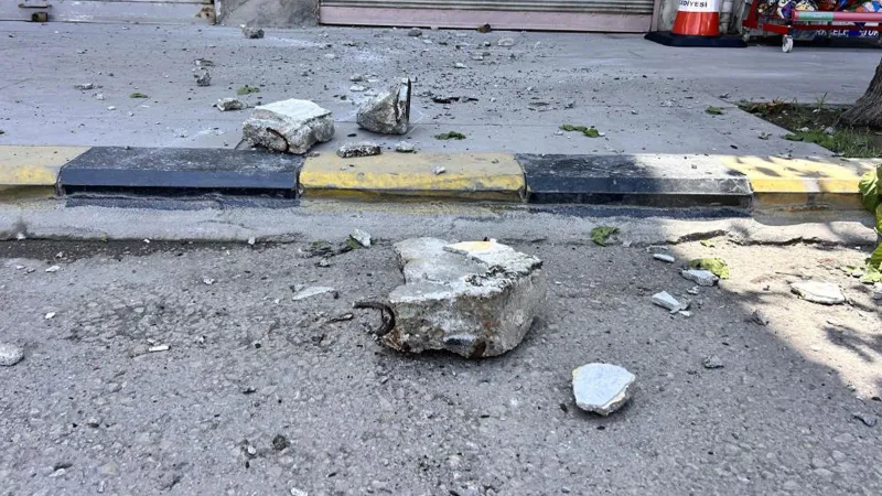 Binadan kopan taş parçaları korkuttu