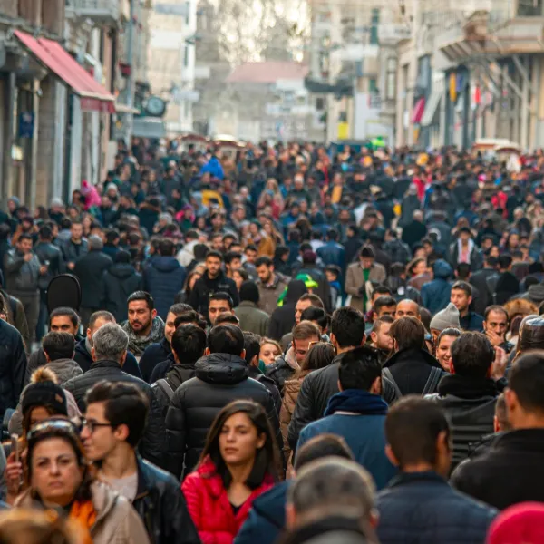 Bu yıl 1 trilyon dolar kazanması öngörülen tütün şirketleri, satış taktikleriyle gençleri hedef alıyor
