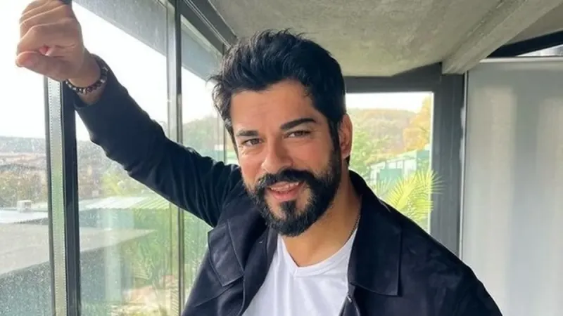 Burak Özçivit 35 milyonluk aracıyla yollarını tozunu attırdı