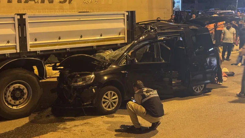 Çankırı'da hafif ticari araç tıra arkadan çarptı: 2 ölü, 3 yaralı