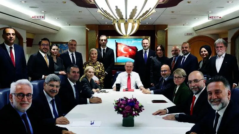 Cem Küçük'ten Uçak İtirafı: Sorular Önceden Mi Alınıyor?