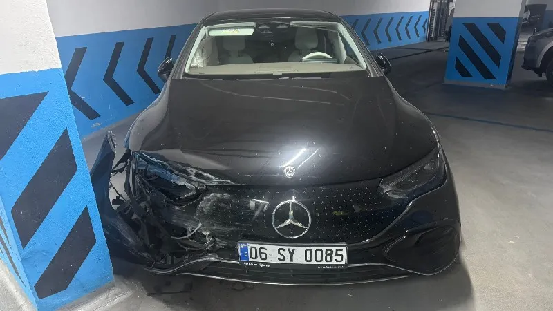Çeşme'de valenin duvara çarptığı lüks otomobil kullanılamaz hale geldi