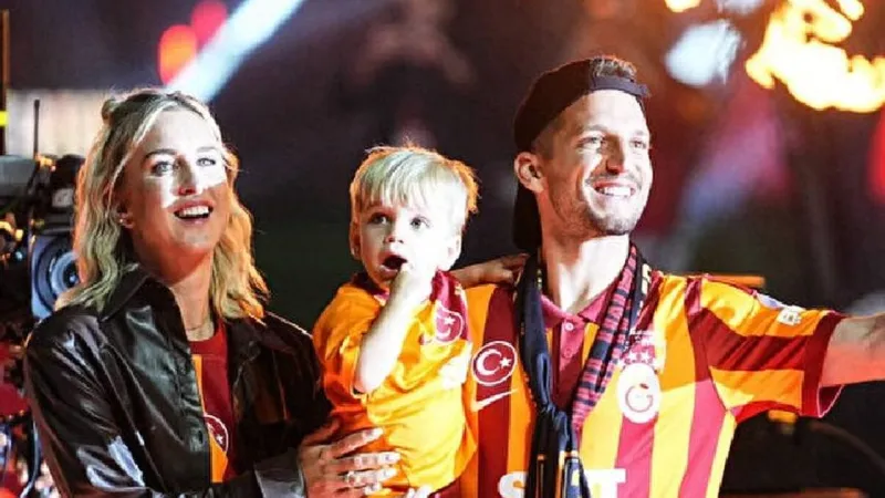 Mertens Veda Etti! Galatasaray Efsanesi Gözyaşlarıyla Uğurlandı