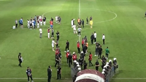 Elazığspor - Vanspor FK maçı yarıda kaldı: Hakemler soyunma odasına gitti