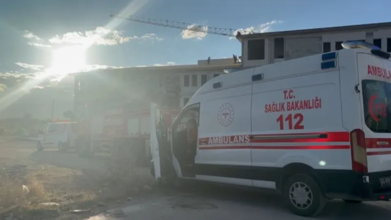 Erzincan'da alacaklarını isteyen işçiler çatıya çıktı