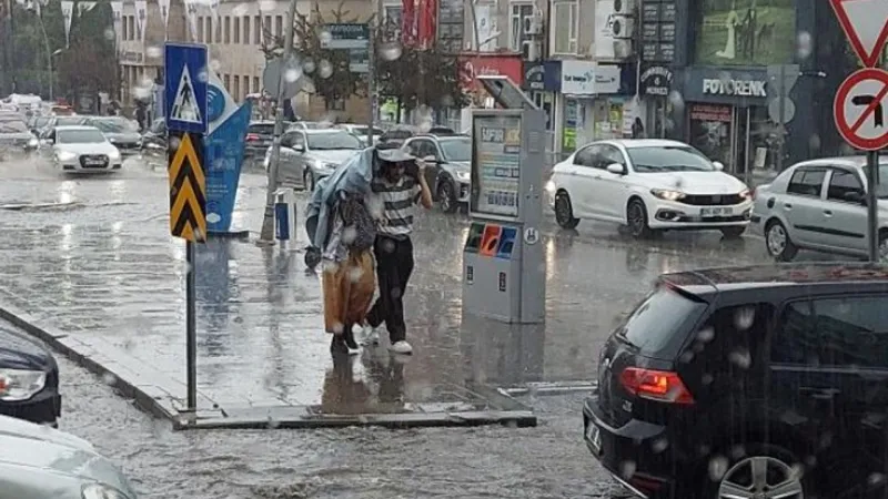 Erzurum’da sağanak hayatı felç etti