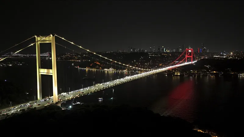 FSM Köprüsü Sarı Kırmızı! Galatasaray Şampiyonluğu Böyle Kutlandı!