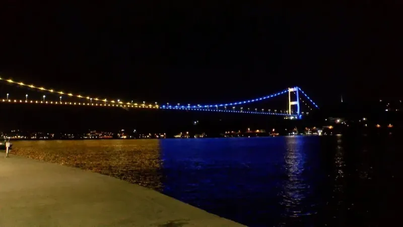Fenerbahçe Beko'nun şampiyonluğunun ardından İstanbul'daki köprüler sarı-laciverte boyandı