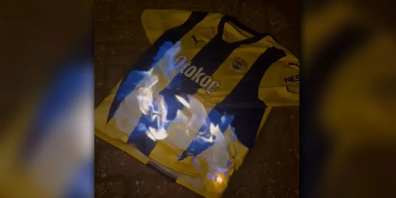 Fenerbahçe Taraftarı Çıldırdı! Formayı Ateşe Verdi!