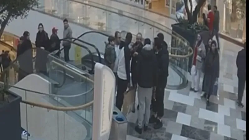 Futbolcu Papy Djilobodji'ye AVM'de silah çekip şemsiye fırlattı! O anlar kamerada