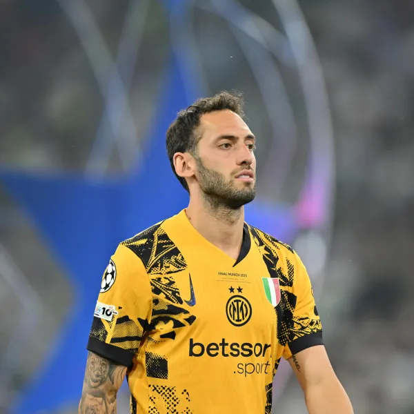 Hakan Çalhanoğlu'ndan Tarihi Başarı! Arda Turan'dan Destek Mesajı
