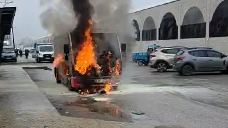 Halk otobüsü alev alev yandı