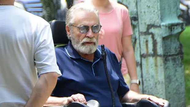 Haluk Bilginer tekerlekli sandalyede!