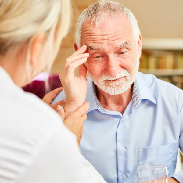 İşitme Kaybı Alzheimer'ı Tetikliyor Mu? Uzmanlardan Şok Uyarı!