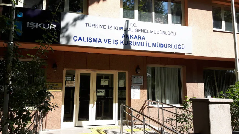 İŞKUR’da yoğunluk; "Bir genç olarak öfkeliyim, öğrenciler kitap alabilmek, beslenmek için bir yandan çalışmak zorunda kalıyor"