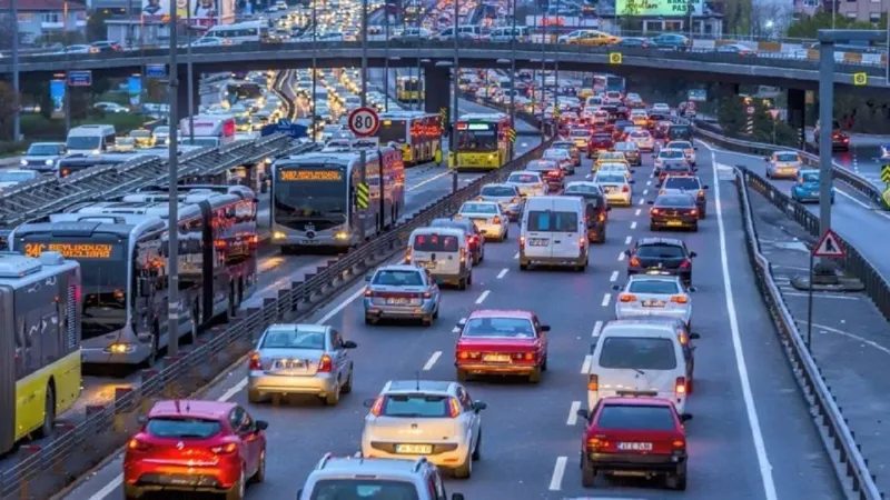İstanbul'da pazartesi çilesi: Trafikte yoğunluk yüzde 80'e ulaştı