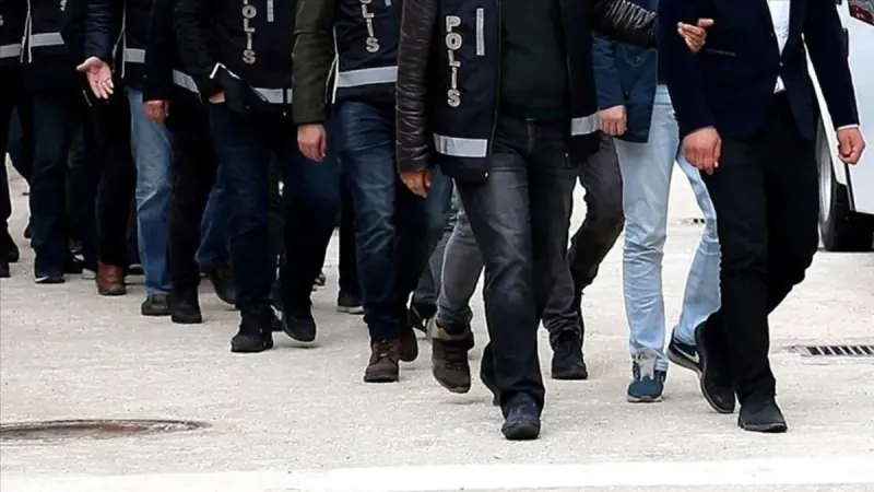 İzmir'de FETÖ'ye yönelik operasyonda 10 şüpheli yakalandı!
