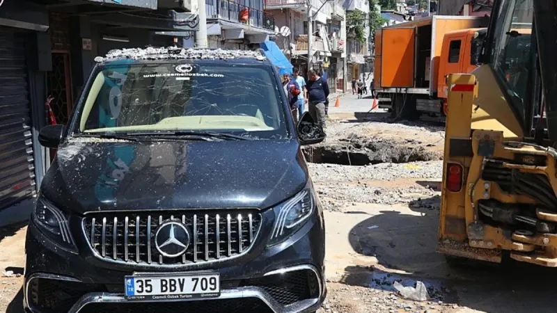 İzmir'de su borusu patladı: Araçlar ve evler zarar gördü!