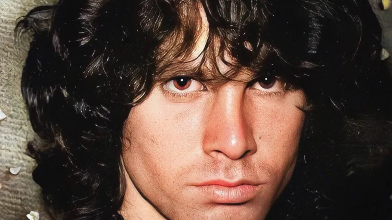 Jim Morrison'ın 37 yıl önce mezarından çalınan mermer büstü, Fransa'da bir evin bodrumunda bulundu