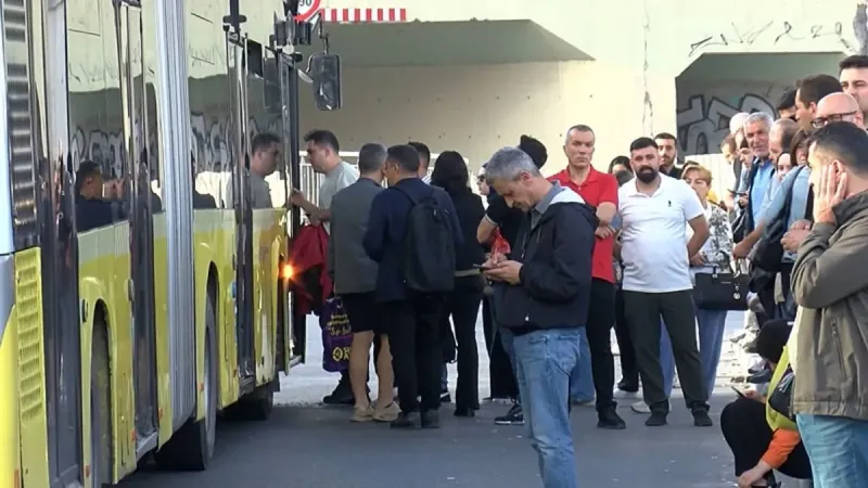 Kare kare kaos! İBB'den ödeme alamayan Özel Halk Otobüsleri kontak kapattı İstanbullu perişan oldu