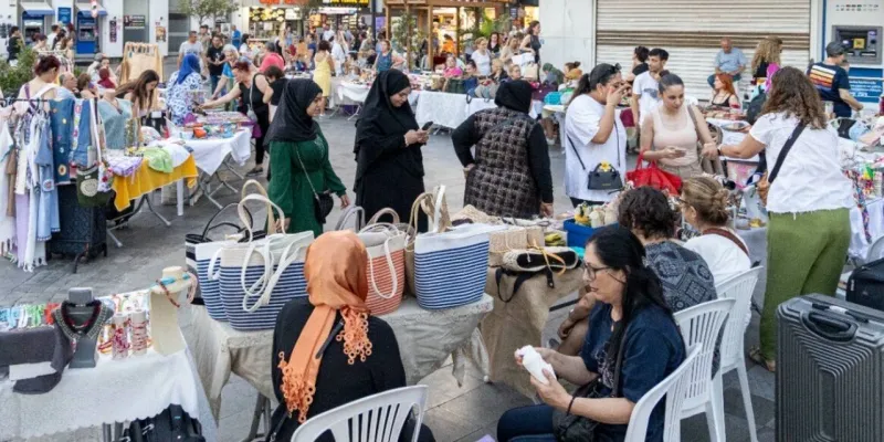 Karşıyaka'da El Emeği Pazarı Coşkusu! Çarşamba Akşamları Kaçmaz!