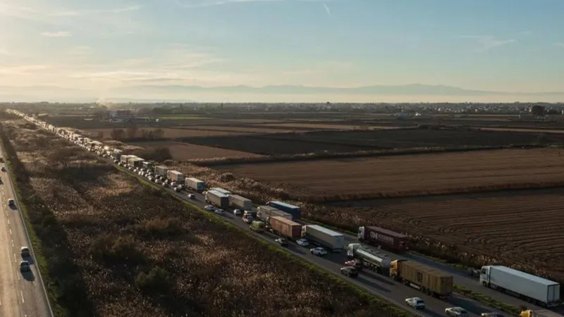 Komşu'da isyan: Yolları kapattılar