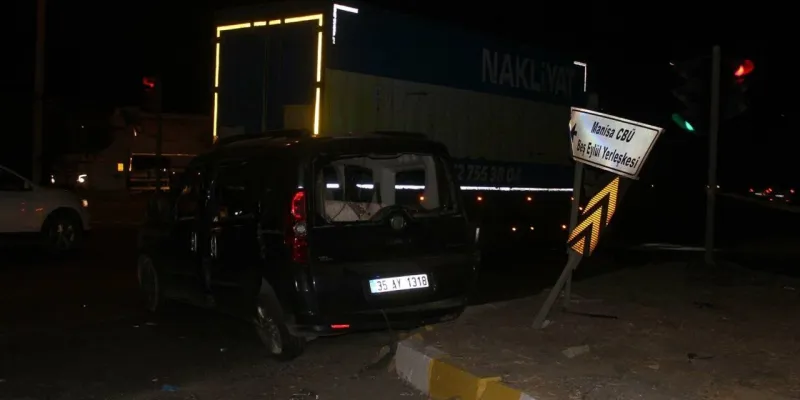 Manisa'da Feci Kaza! Kamyon Otomobili Biçti: 1 Ölü, Çok Sayıda Yaralı