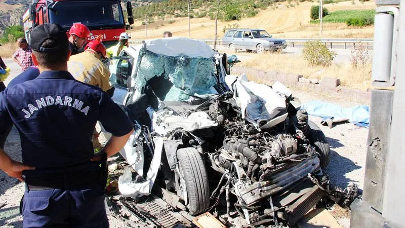 Manisa'da otomobil park halindeki tıra çarptı; baba ve 3 çocuğu öldü
