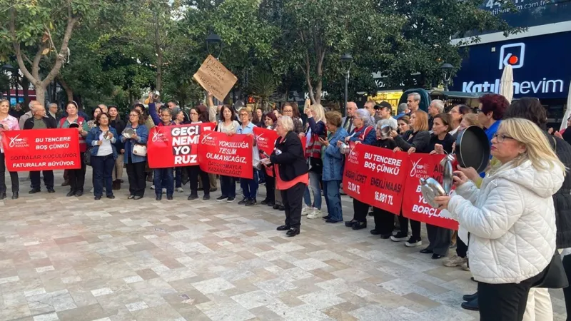 CHP'li Kadınlardan Boş Tencere Eylemi! Manisa Meydanı Karıştı!