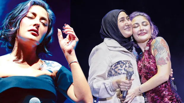 Melek Mosso annesiyle aynı sahnede