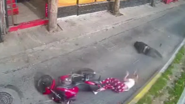 Metrelerce yerde sürüklendiler! İstanbul'daki motosiklet kazası kamerada