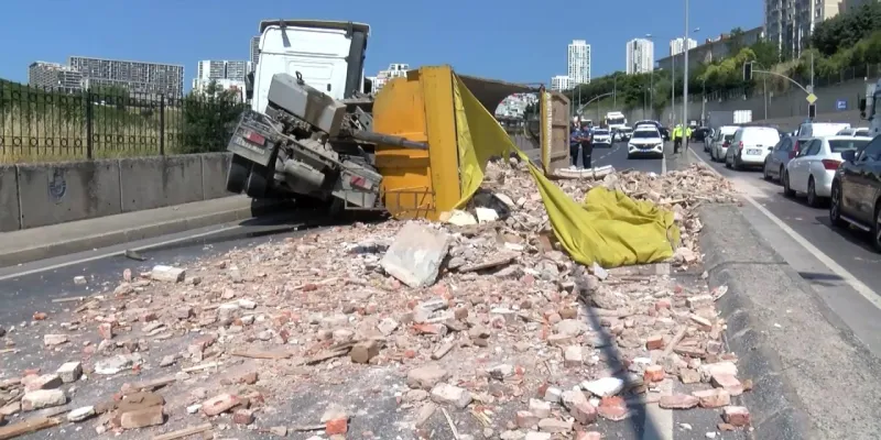Maltepe'de Moloz Kamyonu Faciası! Trafik Alt Üst Oldu