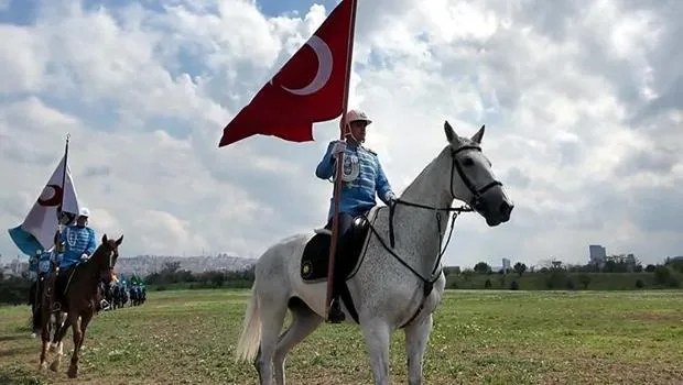 MSB'den 19 Mayıs'a özel klip: 16 büyük Türk devletinin bayrağını taşıyan atlı yer aldı