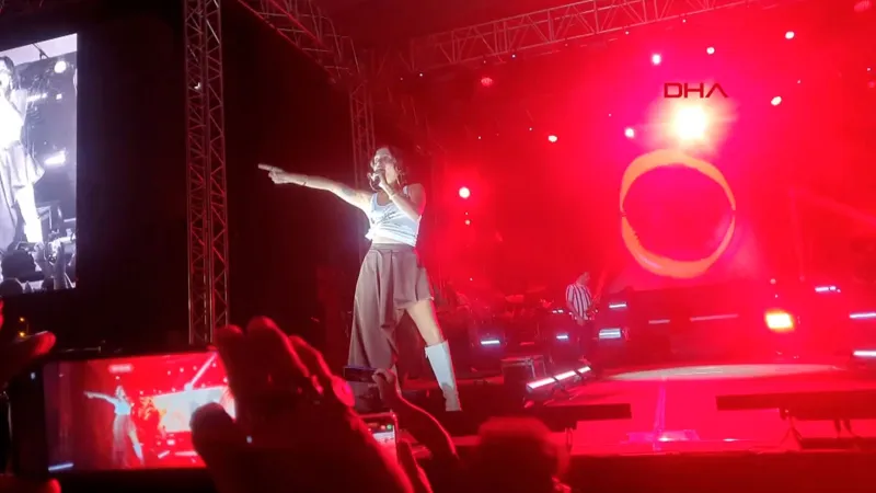 Zeynep Bastık Mut'u Salladı! Konserde Neler Yaşandı?
