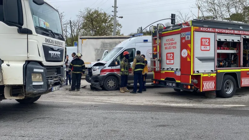 Ambulans Kazası! Kocaeli'nde Feci Çarpışma: Yaralılar Var