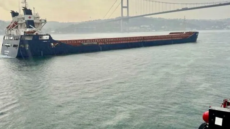 İstanbul Boğazı'nda Tehlike! Kuru Yük Gemisi ve Tekne Kurtarıldı!