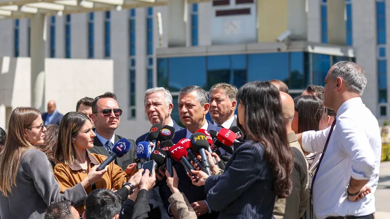 Özgür Özel'den Kayyım Açıklaması: Siyaseten Mümkün Değil!