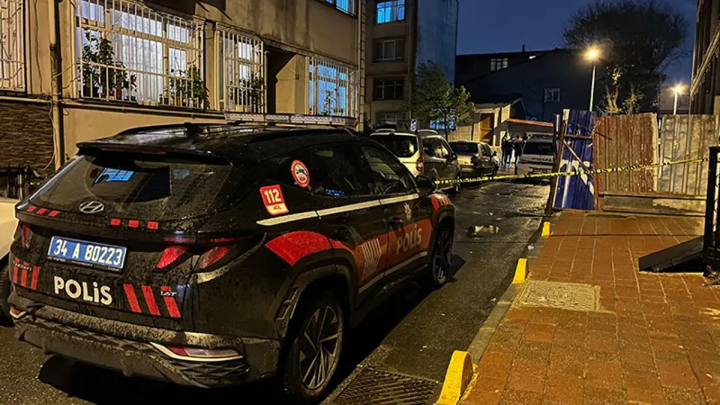 Fatih'te Bıçaklı Saldırı! Polise Saldırınca Ayağından Vuruldu