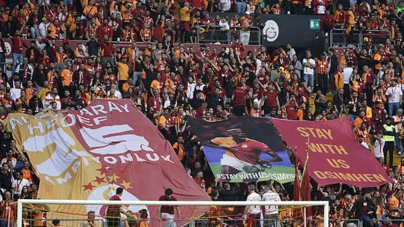 Osimhen Galatasaray'a mı Geliyor? Taraftardan Transfer Çağrısı!