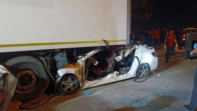 Mersin'de Feci Kaza: Otomobil Tırın Altında! 2 Ölü