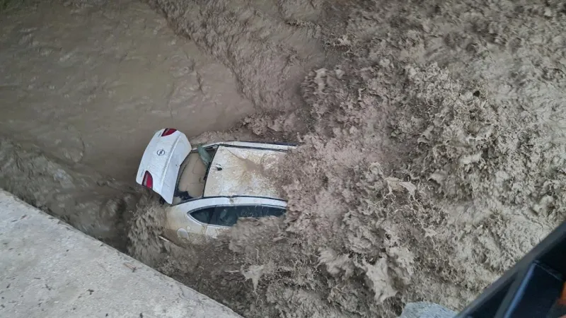 Osmaniye'de Dehşet! Dere Taştı, Otomobiller Sürüklendi!
