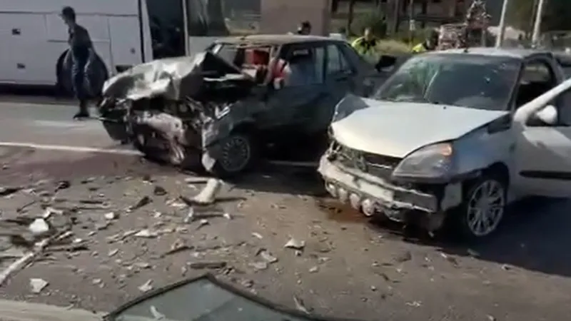 Yalova'da Zincirleme Kaza! 4 Araç Birbirine Girdi, 5 Yaralı!
